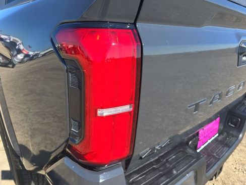 Used 2025 Toyota Tacoma SR5 AWD/4WD image 33