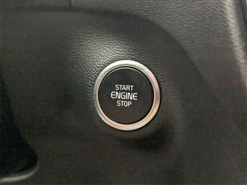 Used 2019 Volvo XC40 T5 Momentum image 25