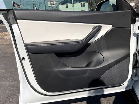 Used 2020 Tesla Model Y Long Range image 25