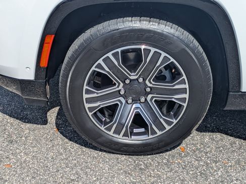 Used 2024 Jeep Wagoneer L Series II image 14