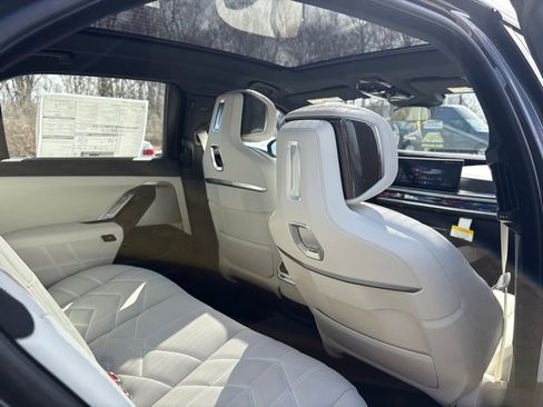 Used 2025 BMW 760i xDrive image 15