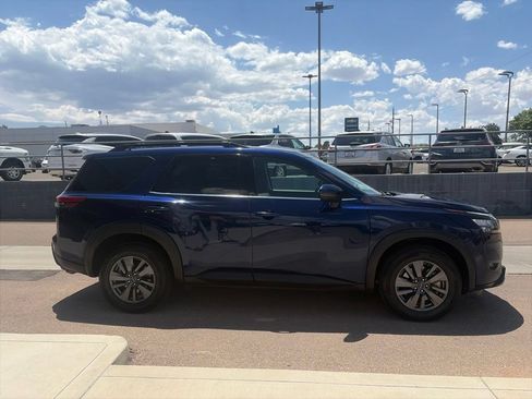 Used 2024 Nissan Pathfinder SV FWD image 4