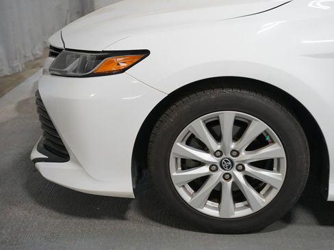 Used 2019 Toyota Camry LE image 5