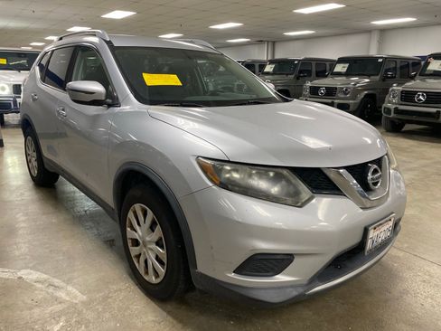 Used 2016 Nissan Rogue S w/ S Family Package FWD image 2