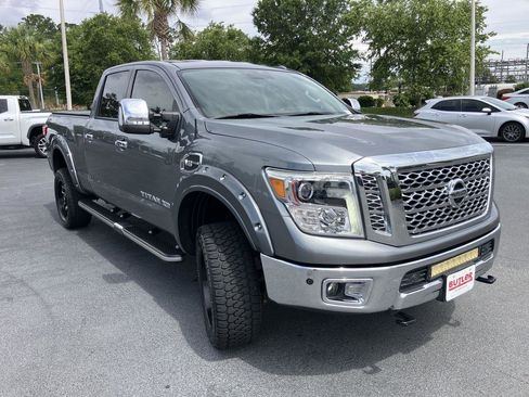 Used 2018 Nissan Titan SL w/ Chrome Package AWD/4WD image 7