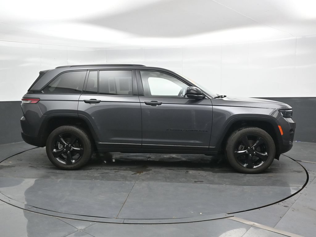 Used 2025 Jeep Grand Cherokee Altitude AWD/4WD image 4