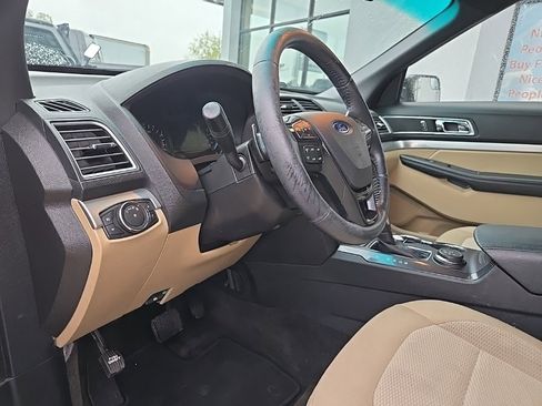 Used 2017 Ford Explorer XLT image 39