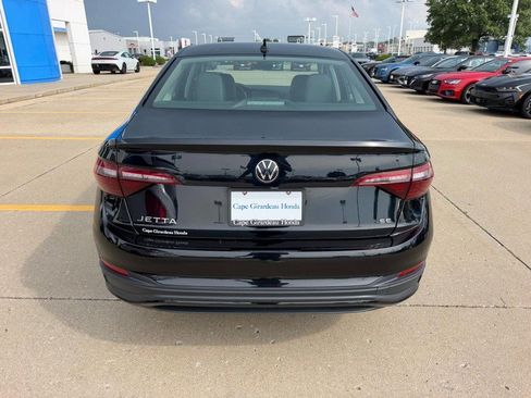 Used 2024 Volkswagen Jetta SE FWD image 3