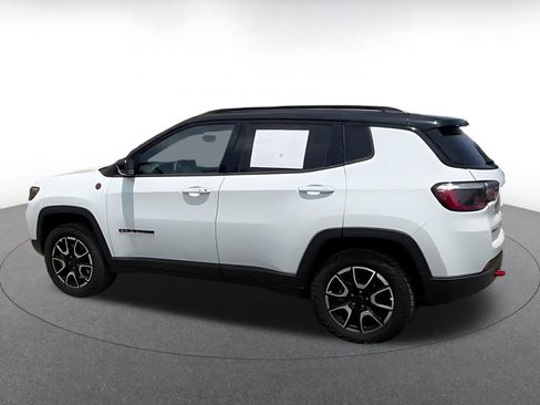 Used 2025 Jeep Compass Trailhawk AWD/4WD image 9