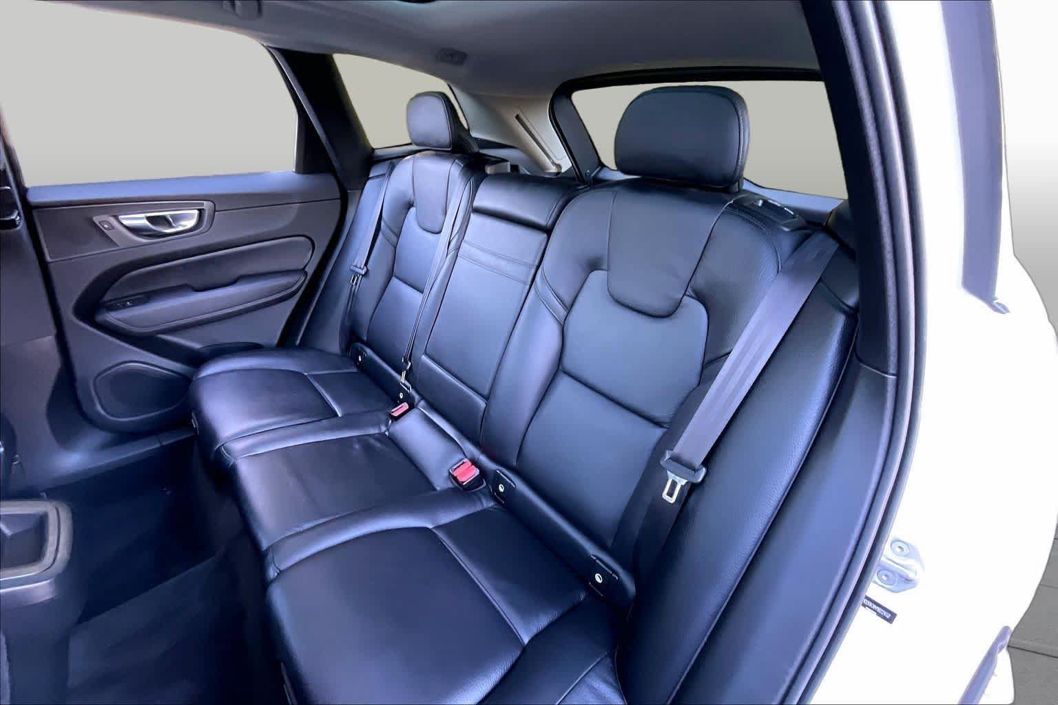 Used 2021 Volvo XC60 T5 Momentum w/ Premium Package AWD/4WD image 20