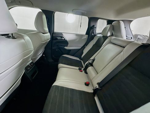 Used 2025 Mitsubishi Outlander SE image 27