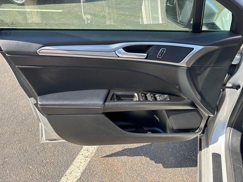 Used 2017 Ford Fusion SE FWD image 9