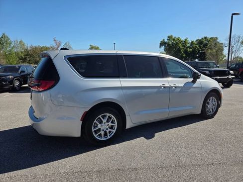 New 2026 Chrysler Pacifica Select FWD image 11