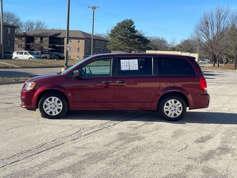 Used 2019 Dodge Grand Caravan SE image 2