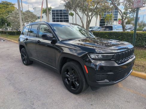 Certified 2023 Jeep Grand Cherokee Altitude image 2