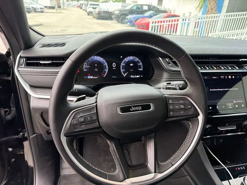 Used 2025 Jeep Grand Cherokee Laredo RWD image 17