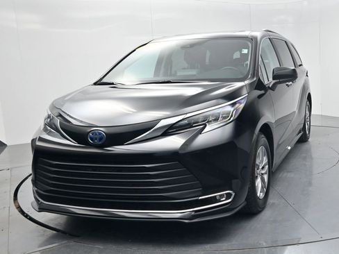 Used 2024 Toyota Sienna XLE image 3