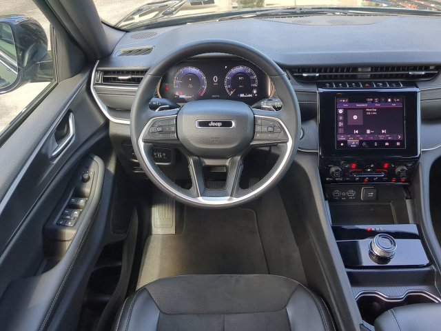 Certified 2025 Jeep Grand Cherokee Altitude AWD/4WD image 19