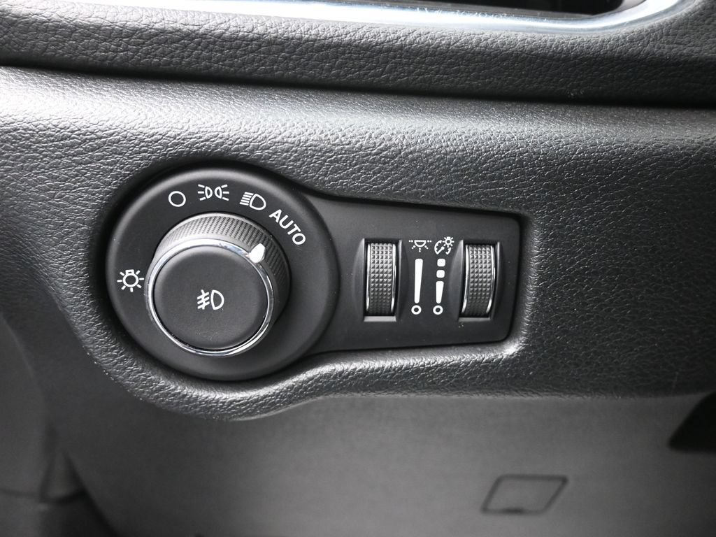 Used 2025 Chrysler Pacifica Limited FWD image 13