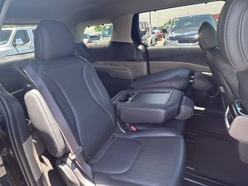 Used 2025 Kia Carnival EX FWD image 12
