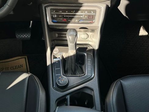 Used 2022 Volkswagen Tiguan SE w/ Panoramic Sunroof Package image 16