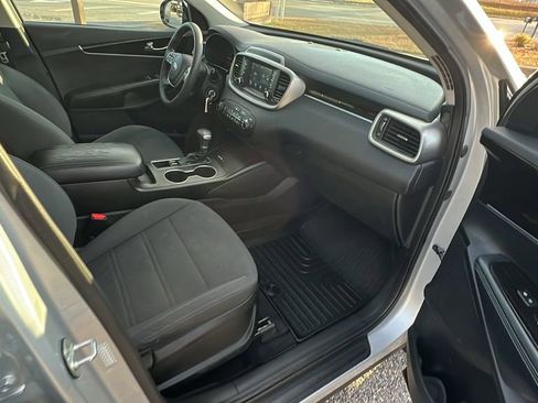 Used 2019 Kia Sorento L image 16