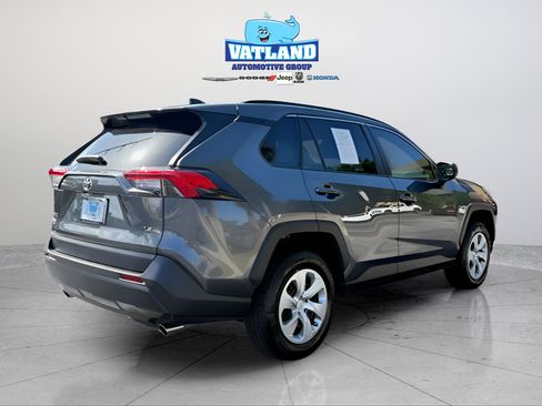 Used 2020 Toyota RAV4 LE FWD image 5