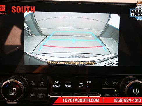 Used 2024 Toyota Highlander XLE AWD/4WD image 16