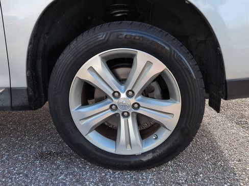 Used 2012 Toyota Highlander Limited w/ Tow Pkg FWD image 11