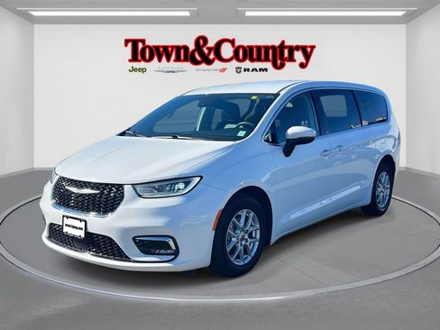 Used 2023 Chrysler Pacifica Touring-L image 3