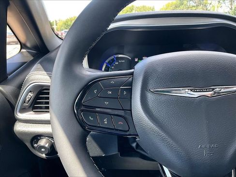 Used 2023 Chrysler Pacifica Limited w/ Uconnect Theater Family Group FWD image 12