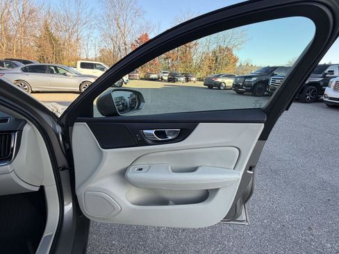 Used 2020 Volvo S60 T5 Momentum image 34
