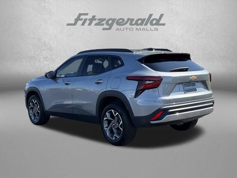 Used 2025 Chevrolet Trax LT FWD image 8