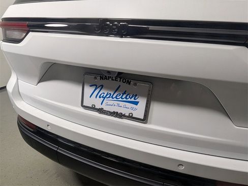 New 2025 Jeep Grand Cherokee Altitude image 8