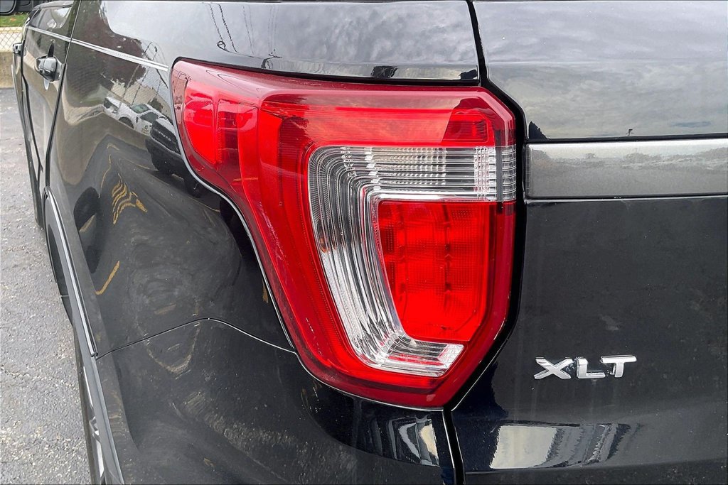 Used 2018 Ford Explorer XLT w/ Equipment Group 202A AWD/4WD image 30