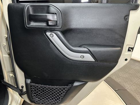 Used 2018 Jeep Wrangler Unlimited Rubicon w/ Connectivity Group image 34