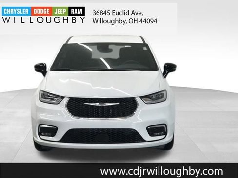 New 2025 Chrysler Pacifica Select image 2