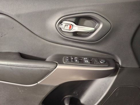 Used 2019 Jeep Cherokee Latitude Plus w/ Cold Weather Group image 23