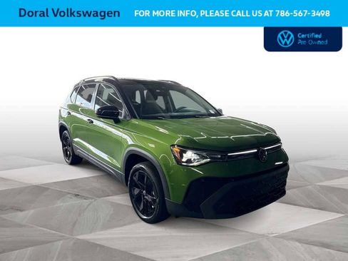 Used 2025 Volkswagen Taos SE image 2