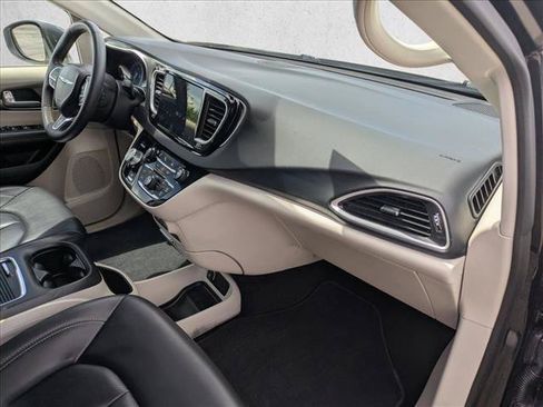 Used 2023 Chrysler Pacifica Touring-L FWD image 19