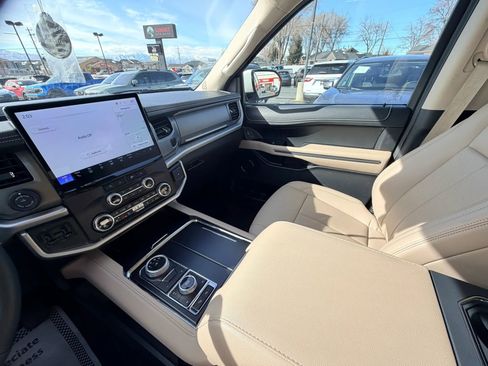 Used 2023 Ford Expedition XLT image 18