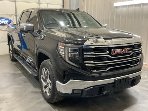 Used 2023 GMC Sierra 1500 SLT AWD/4WD image 2