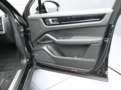 Certified 2023 Porsche Cayenne Platinum Edition image 29