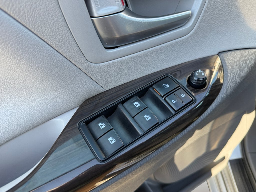 Used 2017 Toyota Sienna XLE w/ XLE Navigation Package FWD image 22
