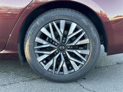 Used 2024 Nissan Altima 2.5 SV image 11