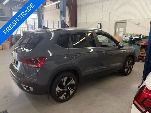 Used 2023 Volkswagen Taos SE w/ Panoramic Sunroof Package AWD/4WD image 3