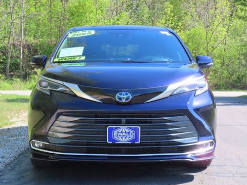Used 2025 Toyota Sienna Platinum AWD/4WD image 21