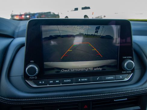 Used 2025 Nissan Rogue SV FWD image 17