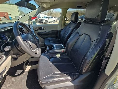 Used 2022 Chrysler Pacifica Touring-L image 14