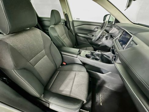 Used 2025 Nissan Rogue SV FWD image 31